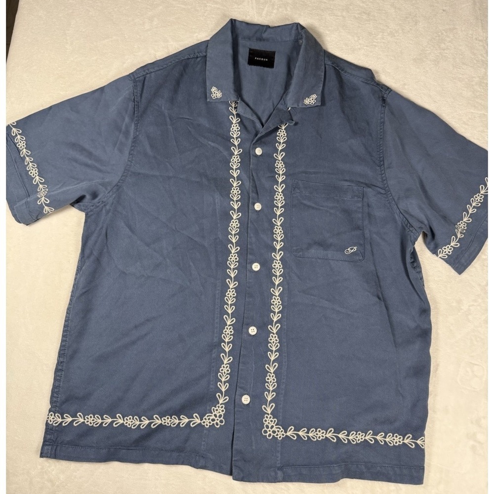 PacSun Embroidered Floral Camp Shirt Mens Medium Blue Cuban Vacation Shirt